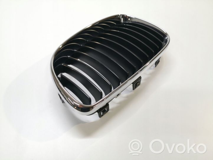 BMW 1 E82 E88 Maskownica / Grill / Atrapa górna chłodnicy 51137166439