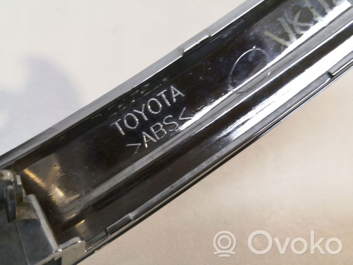 Toyota Hilux (AN120, AN130) Grille calandre supérieure de pare-chocs avant 531220K240