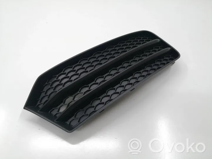 Audi A1 Grille inférieure de pare-chocs avant 8XA807682B