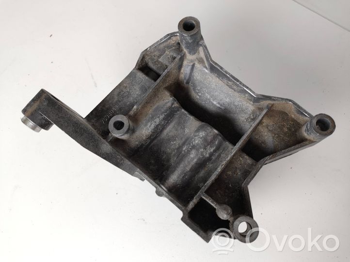 Saab 9000 CS Support de pompe de direction assistée 7593049