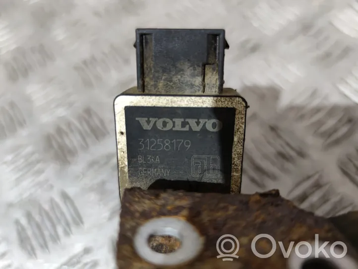 Volvo V40 Cross country Czujnik poziomu zawieszenia pneumatycznego osi przedniej 31258179
