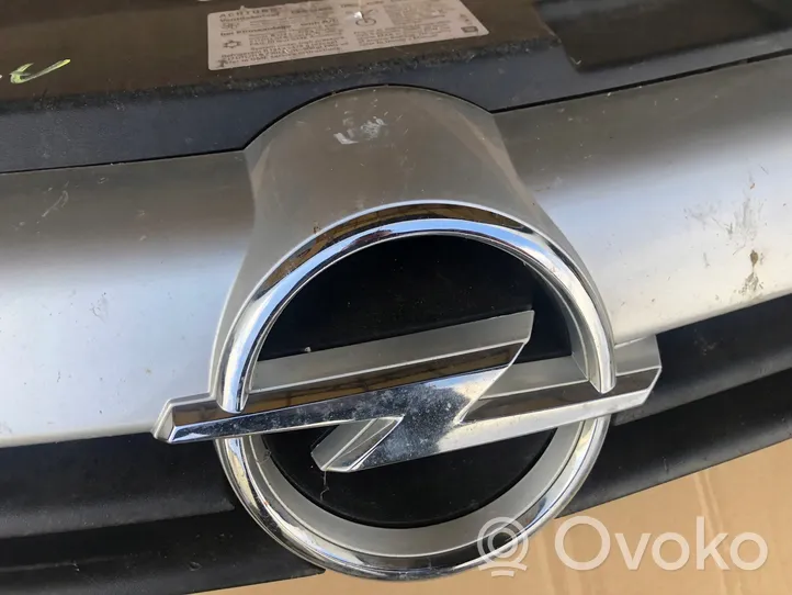 Opel Astra H Maskownica / Grill / Atrapa górna chłodnicy 24451033