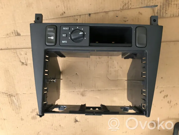 Volvo S40, V40 Radion/GPS-laitteen pääyksikön kehys 