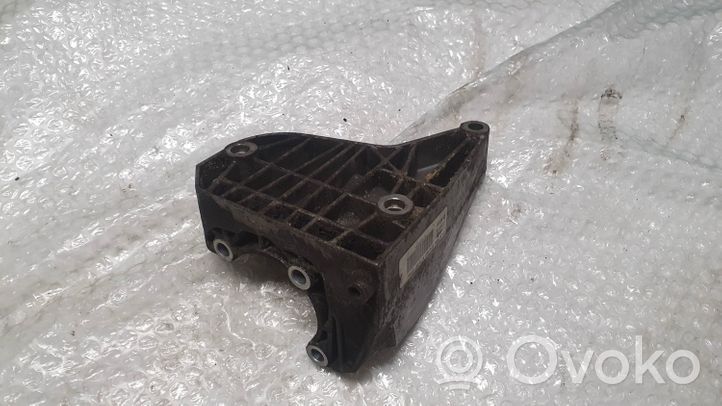 BMW 3 E90 E91 Ohjaustehostimen pumpun kannake 7692974546