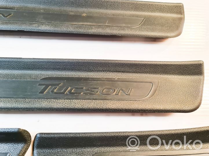 Hyundai Tucson TL Muu kynnyksen/pilarin verhoiluelementti 85878D7000