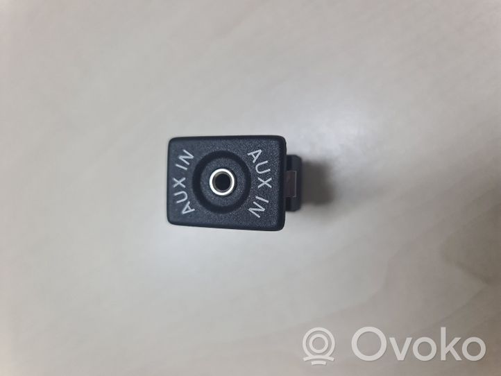 Volkswagen Touran I Enchufe conector entrada auxiliar 