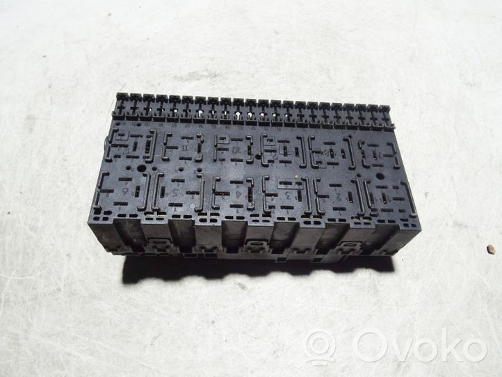 Volkswagen PASSAT B4 Fuse module 357937039