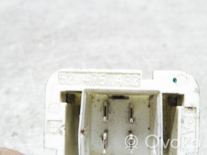 Opel Astra H Coolant fan relay 52475432