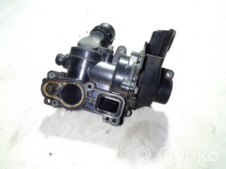 Audi A5 8T 8F Pompe de circulation d'eau 06J121026P