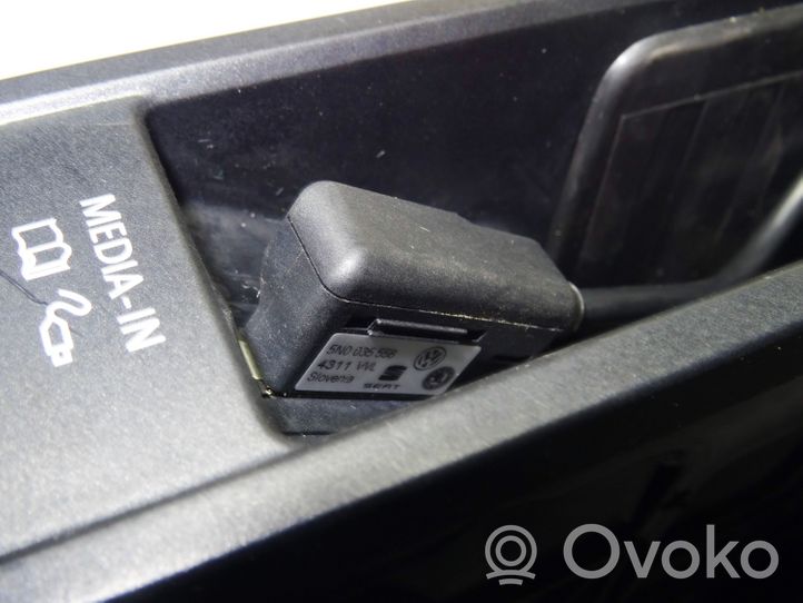 Volkswagen PASSAT B7 Connecteur/prise USB 5N0035558
