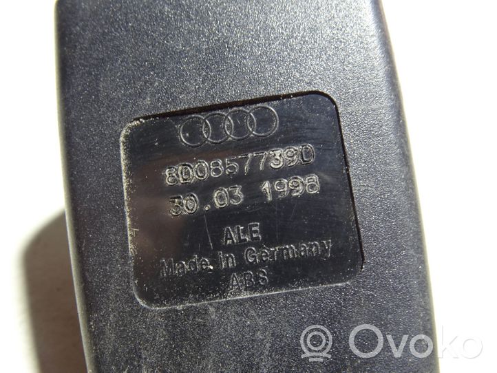 Audi A6 S6 C5 4B Klamra środkowego pasa bezpieczeństwa fotela tylnego 8D0857739D