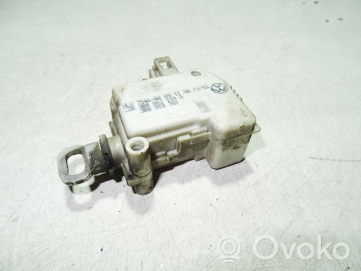 Volkswagen PASSAT B5.5 Verrouillage du bouchon du réservoir de carburant 3B0862159A