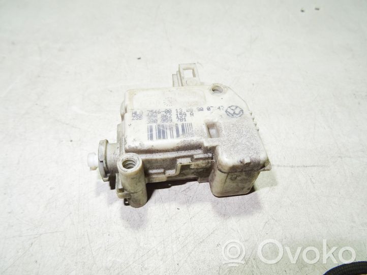 Volkswagen PASSAT B5.5 Verrouillage du bouchon du réservoir de carburant 3B0862159A