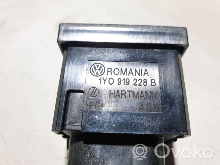 Volkswagen Touran II Keleivio oro pagalvės jungtukas 1Y0919228B