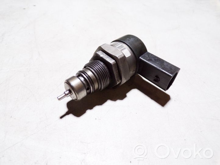 Volkswagen PASSAT B7 Régulateur de pression de carburant 057130764H