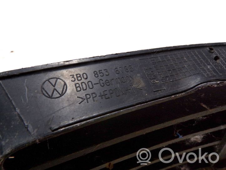 Volkswagen PASSAT B5 Kratka dolna zderzaka przedniego 3B0853678B