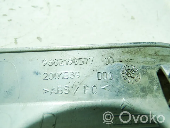 Citroen C5 Modanatura separatore del paraurti anteriore 9682198577