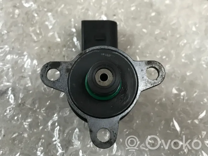 BMW X5 E53 Regulator ciśnienia paliwa 0928400560