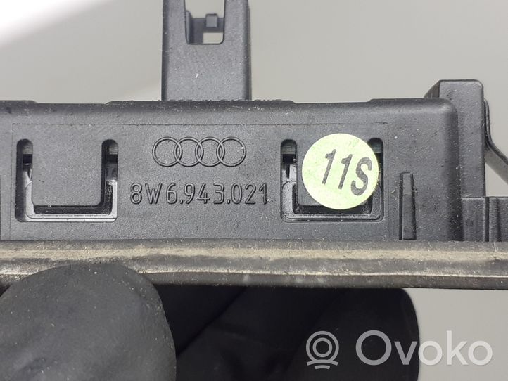 Audi Q2 - Éclairage de plaque d'immatriculation 8W6943021