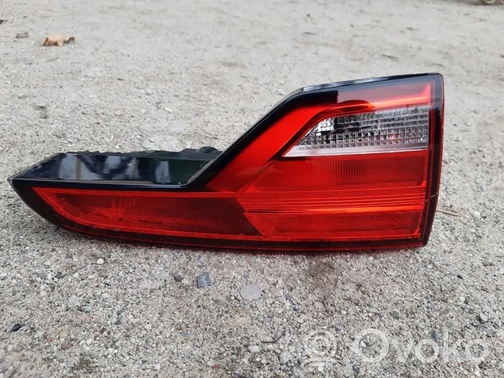 Audi A4 S4 B9 Lampy tylnej klapy bagażnika 8W9945075