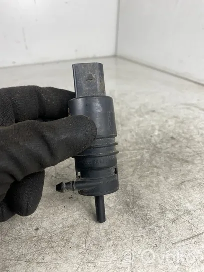 Volkswagen Jetta V Tuulilasi tuulilasinpesimen pumppu 1T0955651