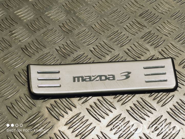 Mazda 3 II Sivuhelman takalista 