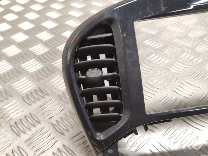 Nissan Juke I F15 Grille d'aération centrale 682601KE0A