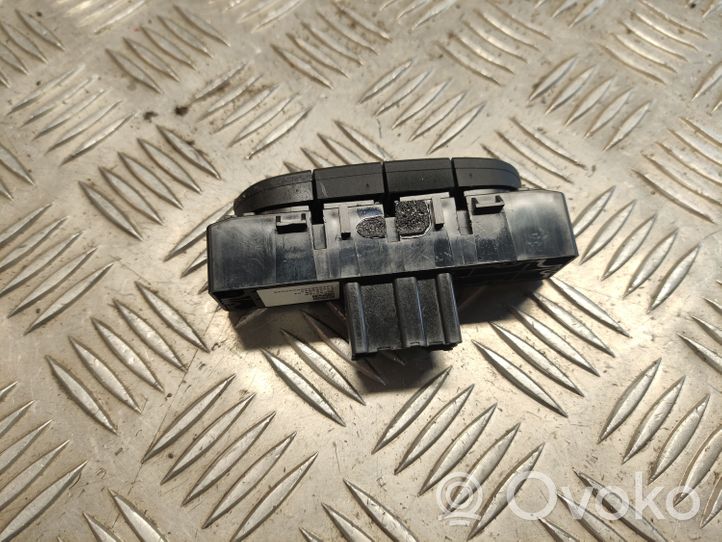 Opel Astra K A set of switches 39028752