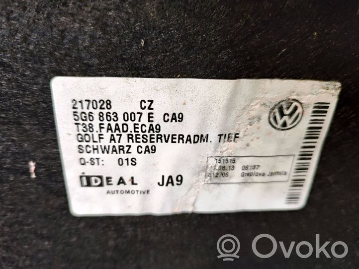Volkswagen Golf VII Bagažinės dugnas 5C6863007E