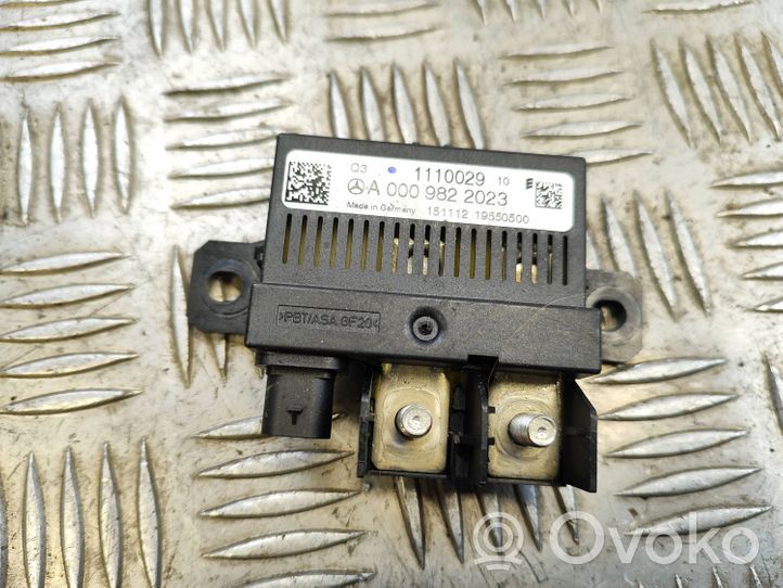 Mercedes-Benz C W204 Charging relay A0009822023