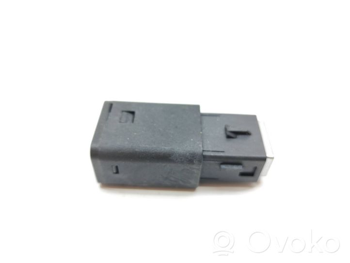 Peugeot 208 Connettore plug in USB 9824334377