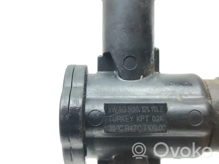 Audi A4 S4 B9 8W Tuyau de liquide de refroidissement moteur 5Q0121113F