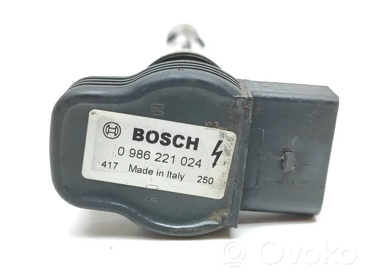 Audi A4 S4 B7 8E 8H Bobine d'allumage haute tension 0986221024