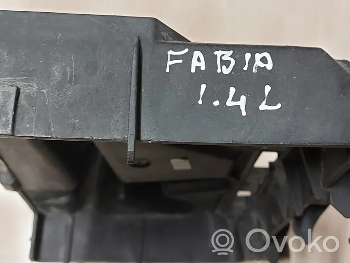 Skoda Fabia Mk2 (5J) Vassoio batteria 6Q0915331