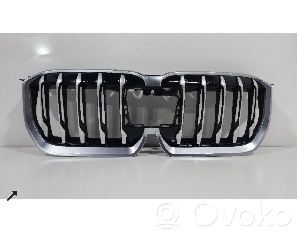 BMW X1 U11 Etupuskurin ylempi jäähdytinsäleikkö 