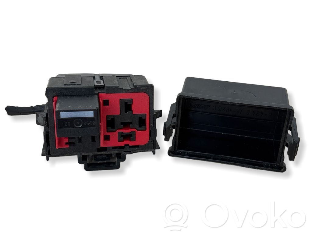 Volvo V70 Relay mounting block 