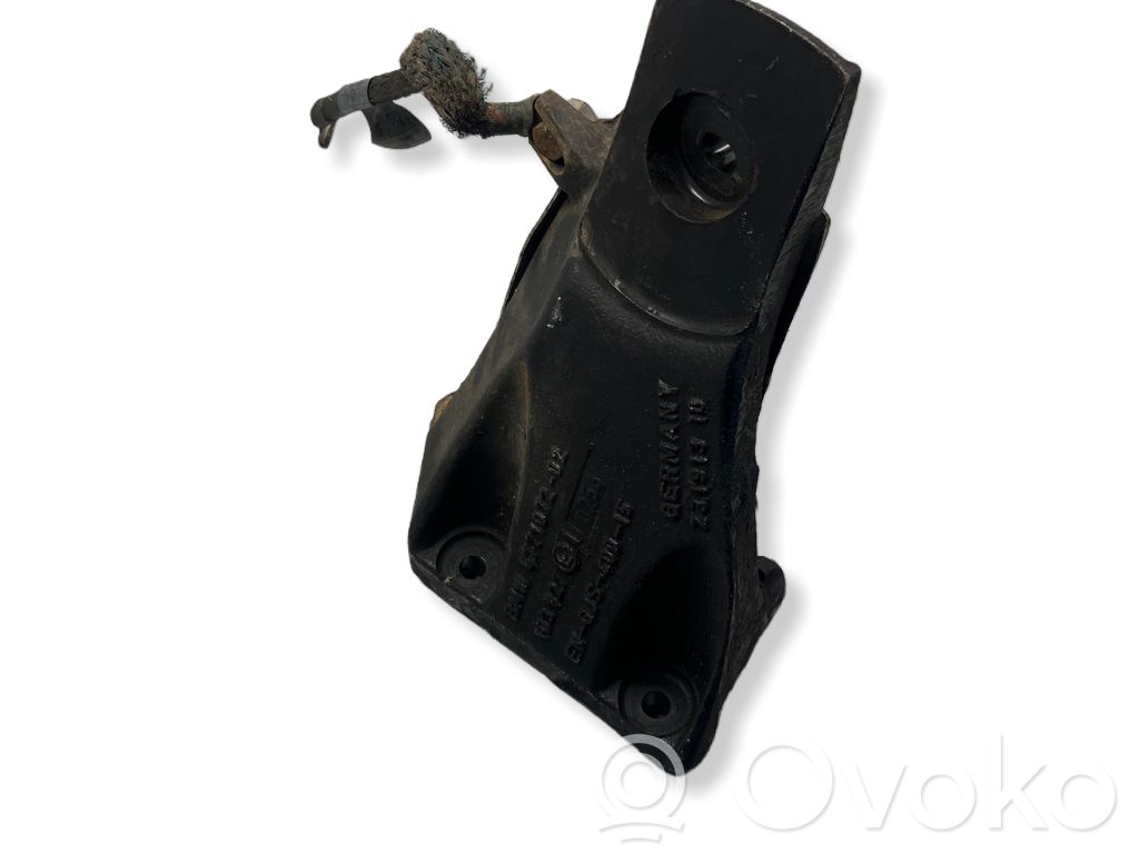Engine mounting bracket   6771072,11025,GJS40015,3827