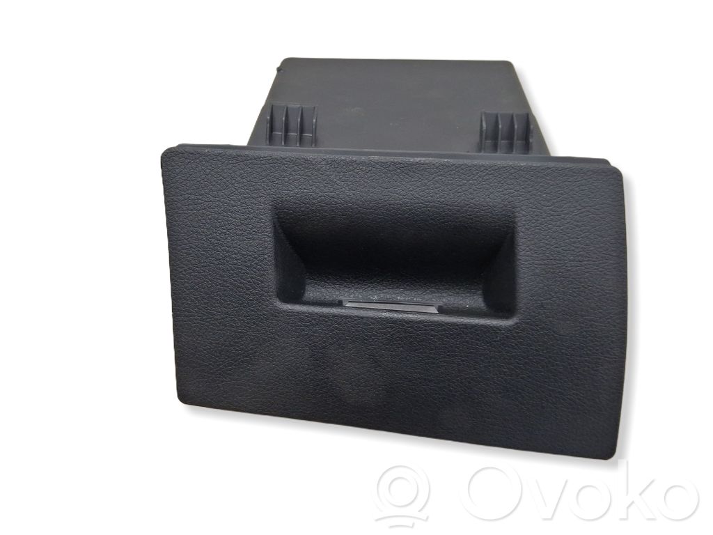 BMW 2 F46 Otros repuestos del interior 