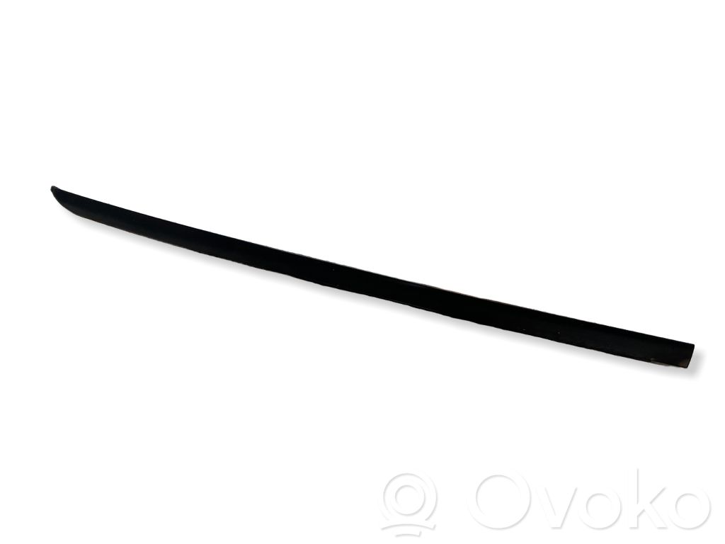 Windshield trim   7045448