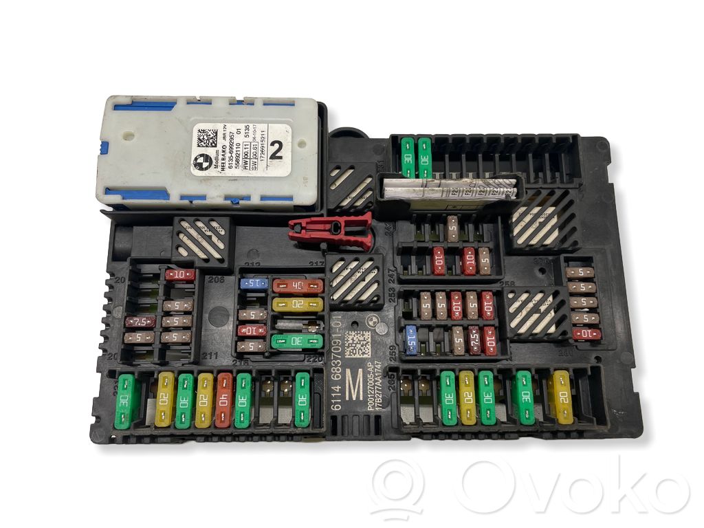 BMW 5 G30 G31 G38 Saugiklių blokas 