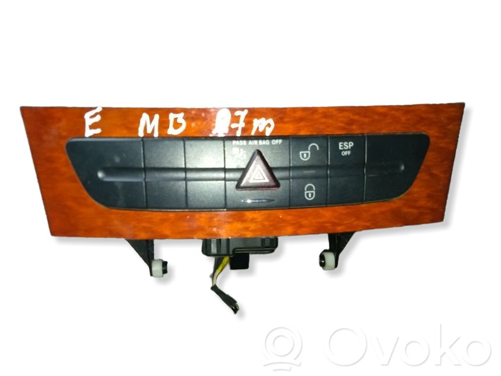 Mercedes-Benz E W211 Compartimiento/consola central del panel 