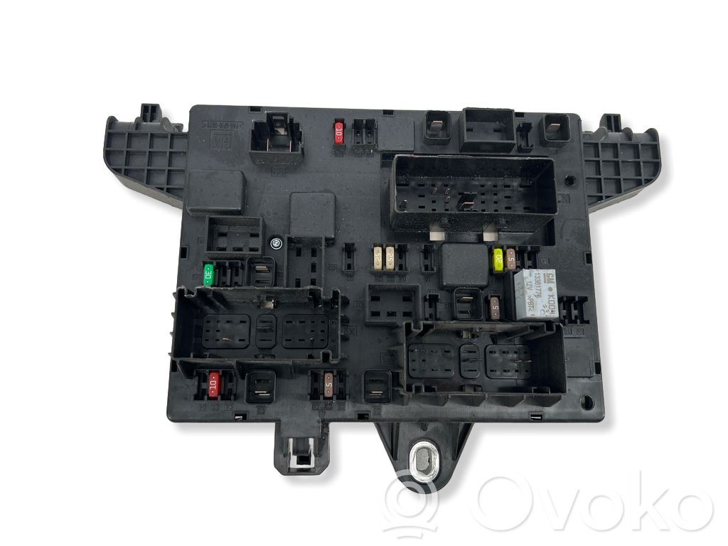 Opel Astra J Fuse module 
