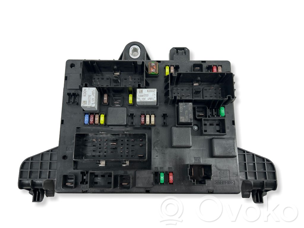 Opel Astra J Fuse module 
