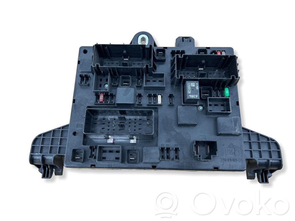 Opel Astra J Saugiklių blokas 