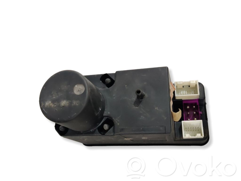 Audi A4 S4 B5 8D Pompa a vuoto chiusura centralizzata 
