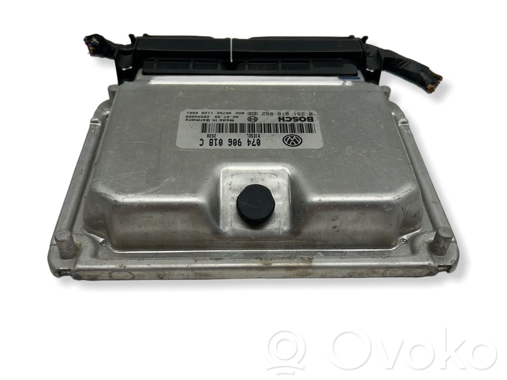 Volkswagen Transporter - Caravelle T4 Engine control unit/module 