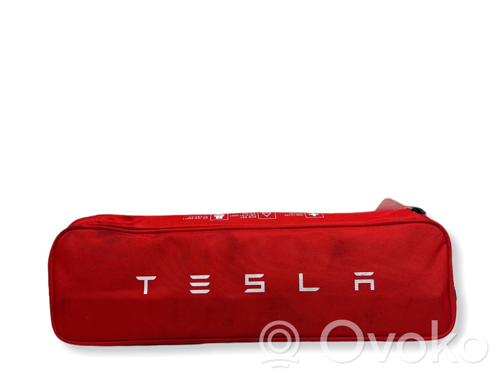 Tesla Model X Vaistinėlė 