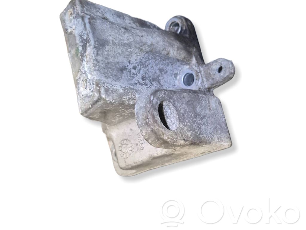 Dodge Challenger Engine mounting bracket 