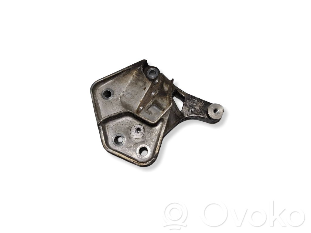 Volvo S40, V40 Engine mounting bracket 