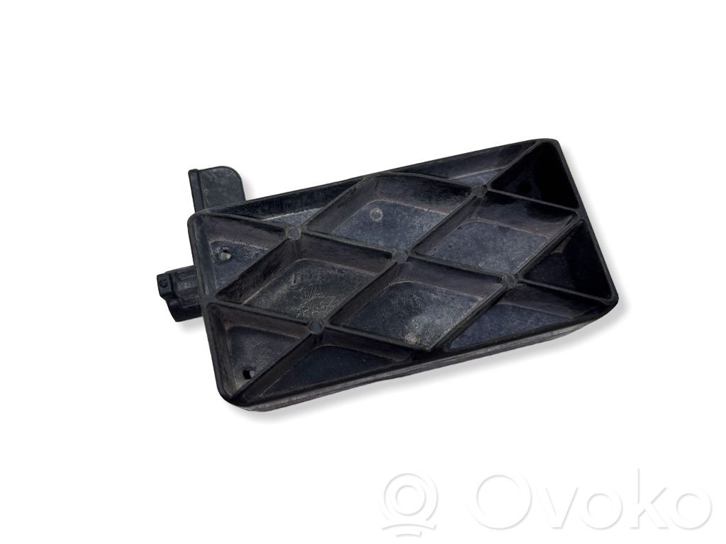 Radiator mount bracket   31368196